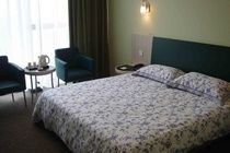 People's Square East Jinling Road Hotel 3*